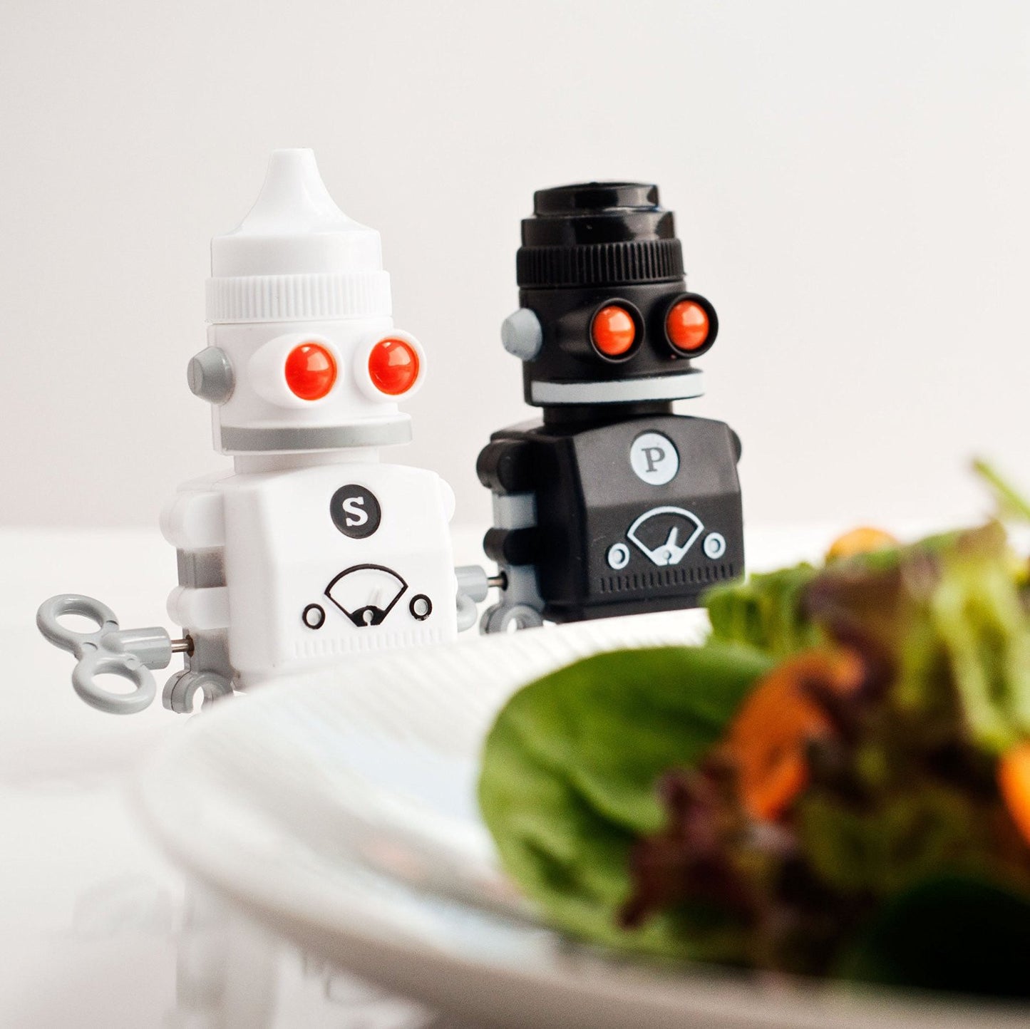 Robot Salt & Pepper Shakers - OddGifts.com