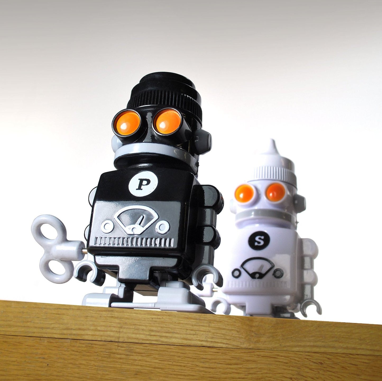 Robot Salt & Pepper Shakers - OddGifts.com